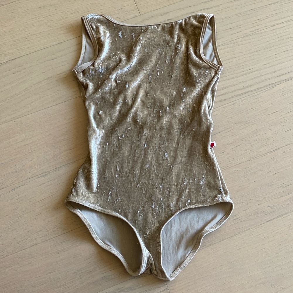 Yumiko Velvet Sofiano in Gold